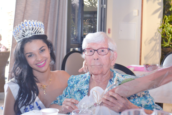 Exceptionnelle Miss Réunion à la Fête des Grands-Mères! Exceptionnelle Miss Réunion à la Fête des Grands-Mères!