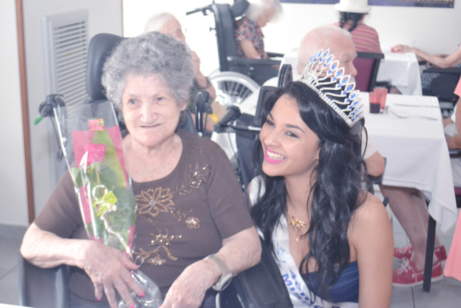 Exceptionnelle Miss Réunion à la Fête des Grands-Mères! Exceptionnelle Miss Réunion à la Fête des Grands-Mères!