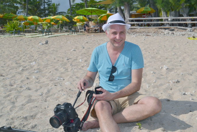 Repérage au soleil sur la plage du Trou d'Eau pour le réalisateur