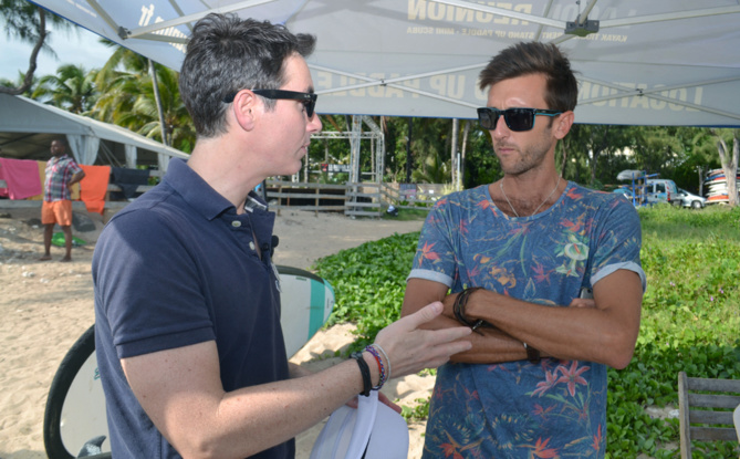 Gérald Ariano en discussion avec Julien Basora, gérant de "Kayak transparent"