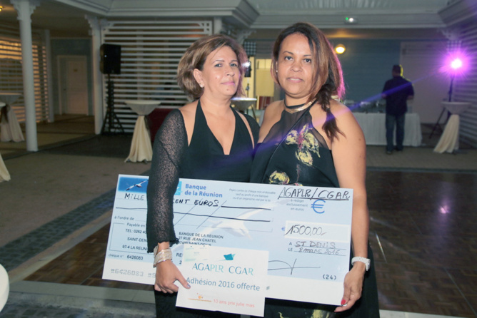 Le Prix Espoir remis à Isabelle Gaudens par Martine Odin-Besson Le Prix Espoir remis à Isabelle Gaudens par Martine Odin-Besson