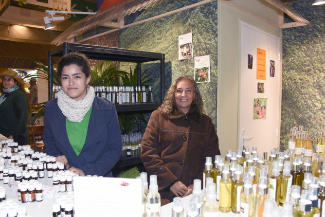 Marie-Rose Séverin et Lucie devant leurs innombrables fragrances Marie-Rose Séverin et Lucie devant leurs innombrables fragrances