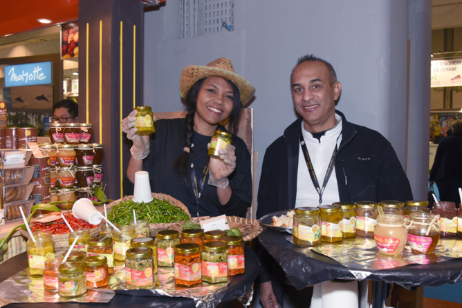 Les délices sucrés de Soleil Réunion, c’est Gérard Rangama et le sourire de Mialy! Les délices sucrés de Soleil Réunion, c’est Gérard Rangama et le sourire de Mialy!