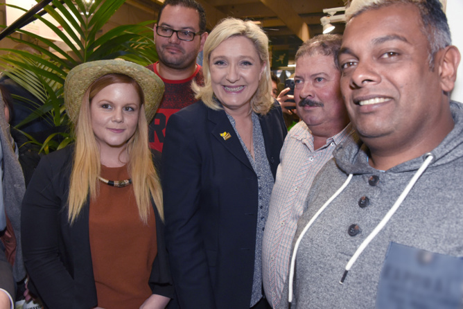 Visite de Marine Le Pen avec le sourire de circonstance... Visite de Marine Le Pen avec le sourire de circonstance...