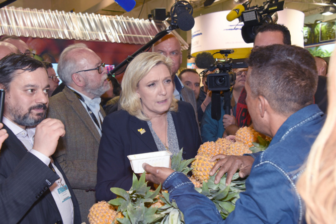 Quand Marine Le Pen parle fruits avec la Coop Ananas Réunion Quand Marine Le Pen parle fruits avec la Coop Ananas Réunion