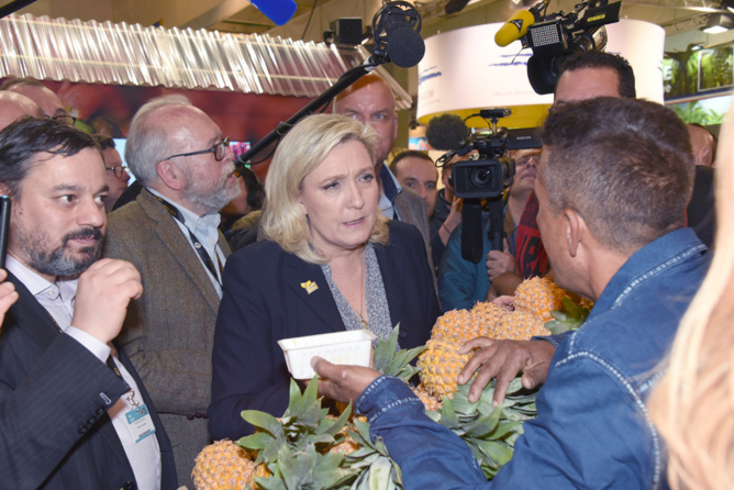Quand Marine Le Pen parle fruits avec la Coop Ananas Réunion