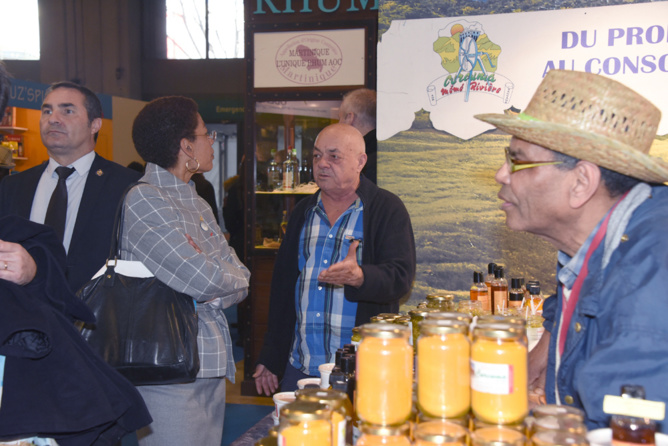 George Pau-Langevin parle curcuma avec Mémé Rivière George Pau-Langevin parle curcuma avec Mémé Rivière