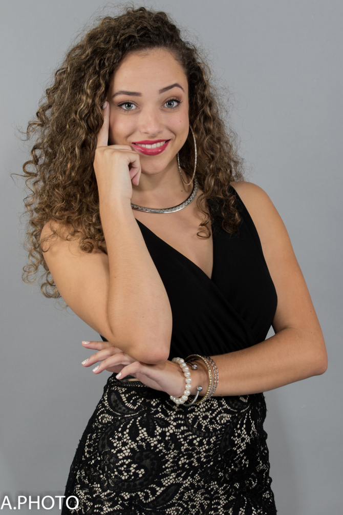 Des yeux bleus magnifiques et un sourire d’enfer! Des yeux bleus magnifiques et un sourire d’enfer!