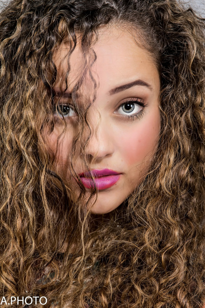 Alice Dijoux<br>Jeune, belle, et des talents de chanteuse! Alice Dijoux<br>Jeune, belle, et des talents de chanteuse!