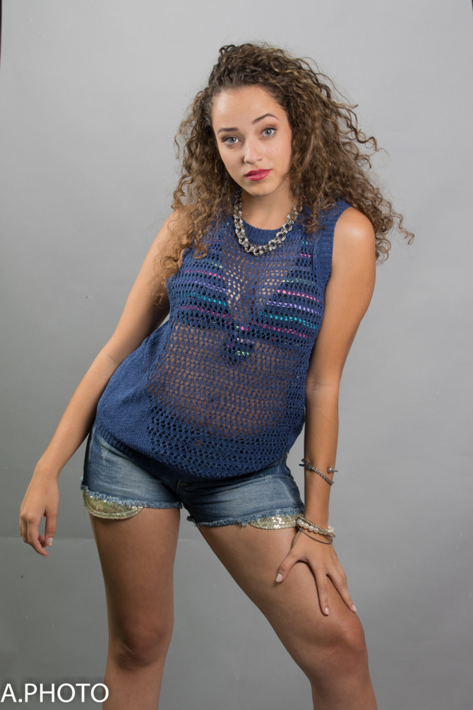 Alice Dijoux<br>Jeune, belle, et des talents de chanteuse! Alice Dijoux<br>Jeune, belle, et des talents de chanteuse!