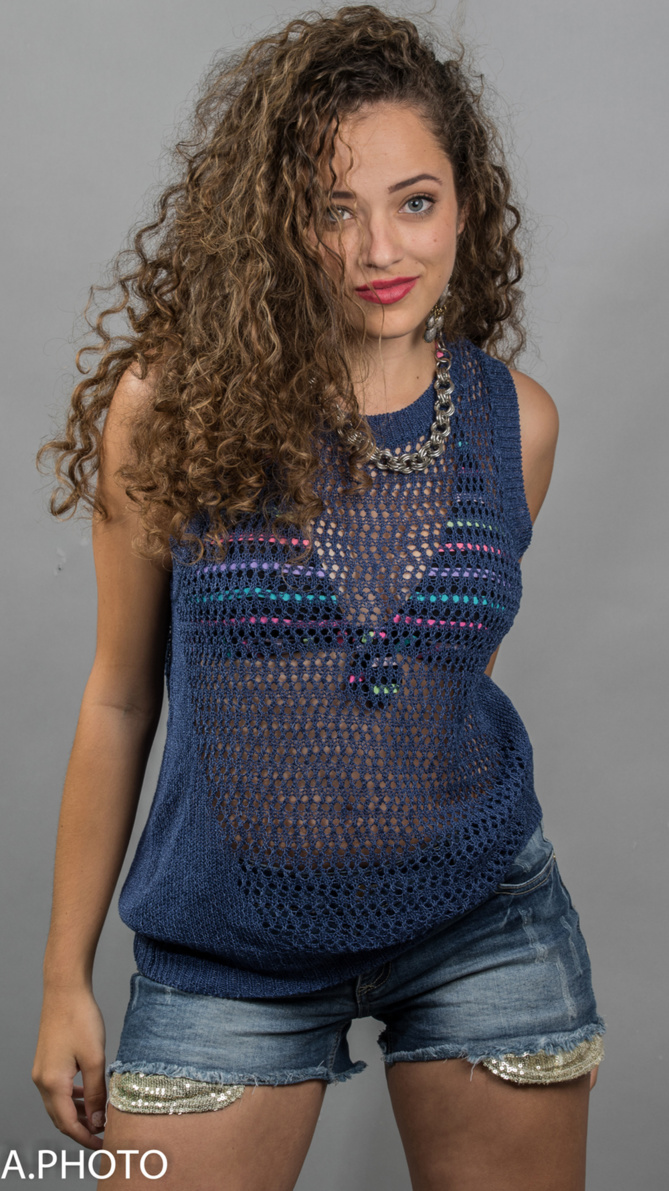 Alice Dijoux<br>Jeune, belle, et des talents de chanteuse! Alice Dijoux<br>Jeune, belle, et des talents de chanteuse!