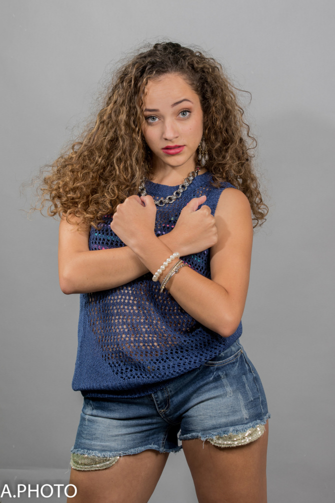 Alice Dijoux<br>Jeune, belle, et des talents de chanteuse! Alice Dijoux<br>Jeune, belle, et des talents de chanteuse!