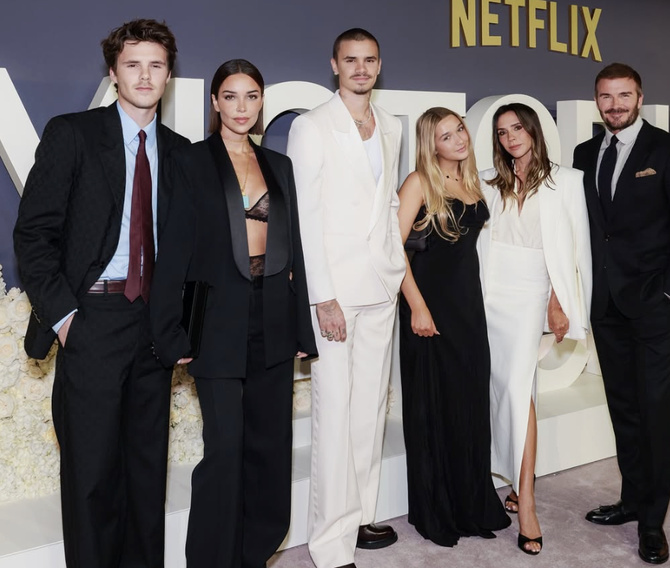 Capture Instagram Victoria Beckham ( entourée de sa famille) Capture Instagram Victoria Beckham ( entourée de sa famille)