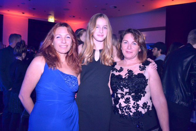 Léia avec sa mère et sa tante venues la soutenir Léia avec sa mère et sa tante venues la soutenir