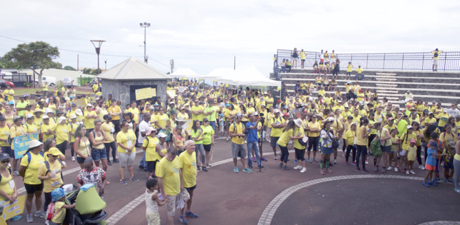 Un millier de personnes Place des Festivités à Trois Bassins Un millier de personnes Place des Festivités à Trois Bassins