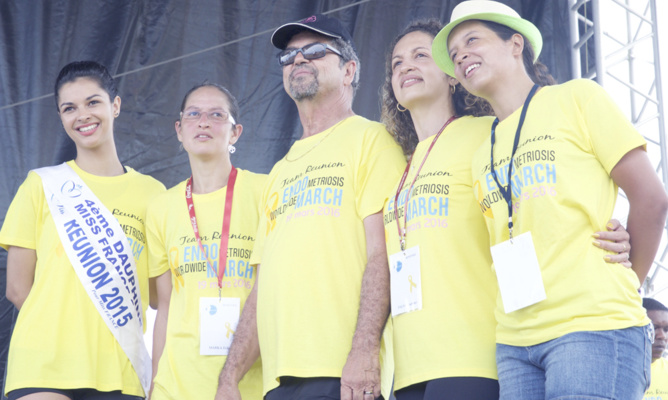 Daniel Pausé, le maire, en tenue de sport, aux côtés de ses filles et d'Azuima Issa Daniel Pausé, le maire, en tenue de sport, aux côtés de ses filles et d'Azuima Issa