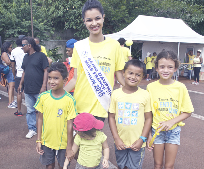 Beaucoup d'enfants également dans cette marche Beaucoup d'enfants également dans cette marche