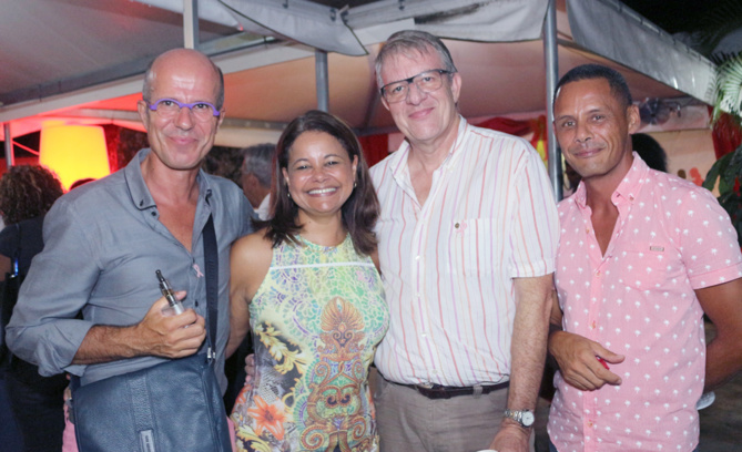 Claudine et Philippe Lorin (au centre) avec des amis Claudine et Philippe Lorin (au centre) avec des amis