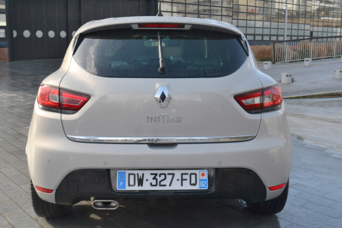 "Initiale" inscrit sur le hayon "Initiale" inscrit sur le hayon