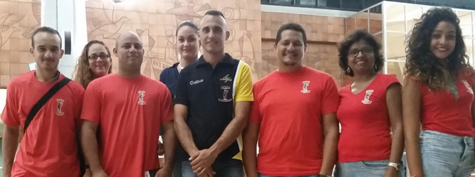 Le pilote à l'aérogare Roland Garros avant son départ avec le team... Le pilote à l'aérogare Roland Garros avant son départ avec le team...