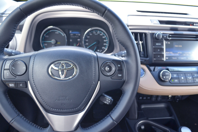 Une planche de bord aérée, avec une bande façon cuir… Une planche de bord aérée, avec une bande façon cuir…