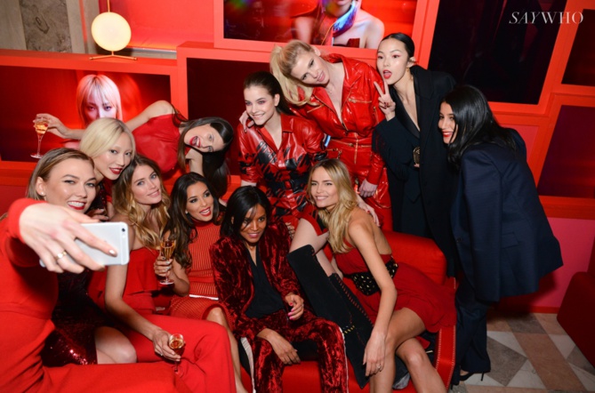 Selfie des égéries L'Oréal par Karlie Kloss Selfie des égéries L'Oréal par Karlie Kloss