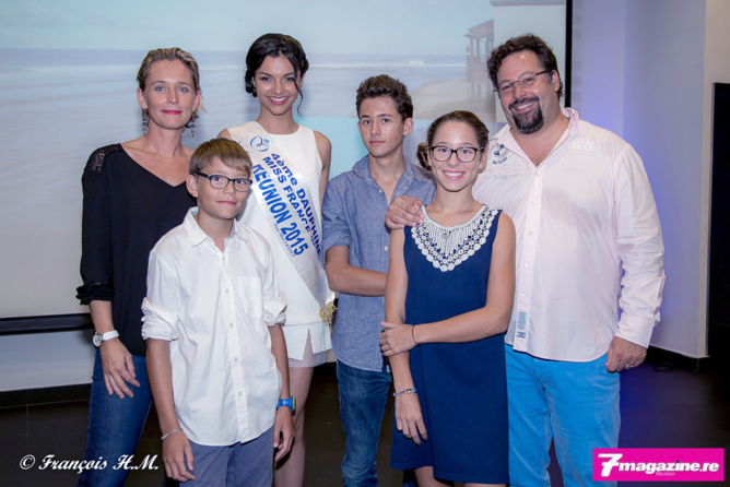 Alexandra et Yann Lefebvre avec leurs trois enfants et avec Miss Réunion Alexandra et Yann Lefebvre avec leurs trois enfants et avec Miss Réunion