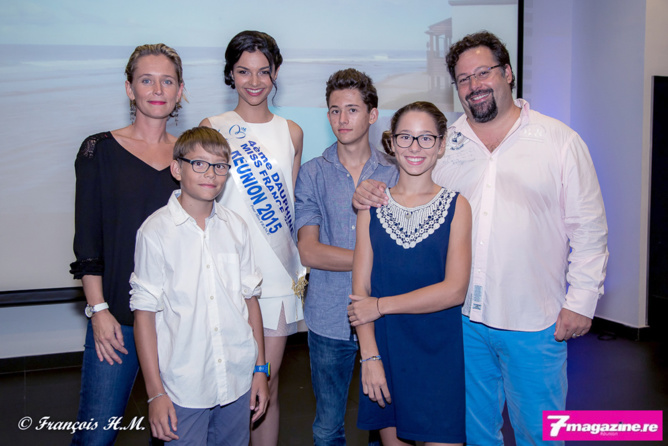 Alexandra et Yann Lefebvre avec leurs trois enfants et avec Miss Réunion