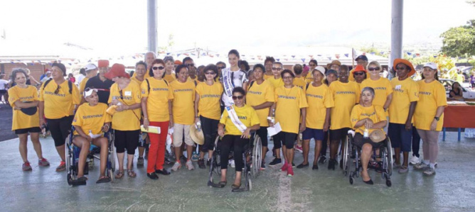 Azuima Issa et Marie-Pierre Carron avec l'équipe des "survivants" Azuima Issa et Marie-Pierre Carron avec l'équipe des "survivants"