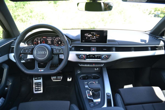 Petit volant maniable, planche de bord bien agencée Petit volant maniable, planche de bord bien agencée