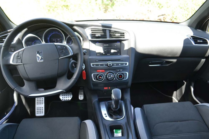 Nouvelles DS4 et DS4 Crossback<br>Chic et baroudeuse à la fois! Nouvelles DS4 et DS4 Crossback<br>Chic et baroudeuse à la fois!