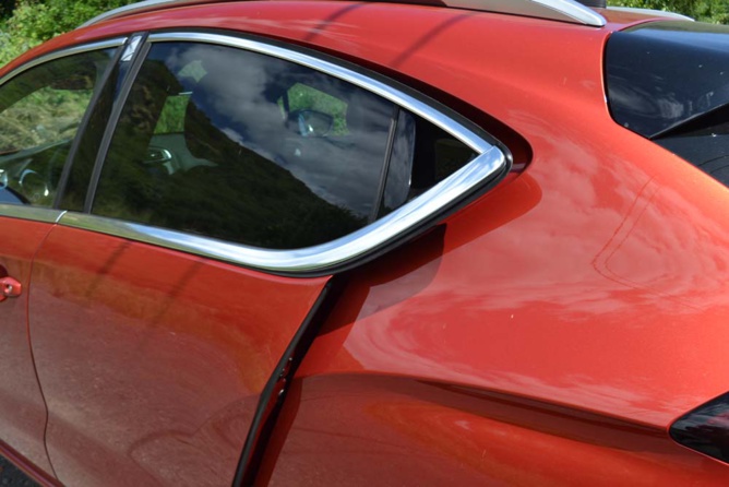 La forme particulière de la portière arrière