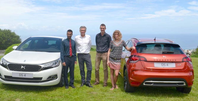 L'équipe de CFAO Motors entre les deux silhouettes