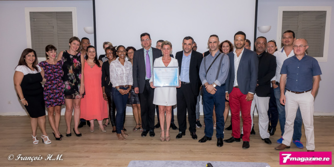 L'équipe de la SHLMR, fière de recevoir ce label L'équipe de la SHLMR, fière de recevoir ce label