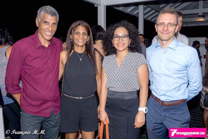 Jean-Louis Prianon avec des invités de la soirée Jean-Louis Prianon avec des invités de la soirée