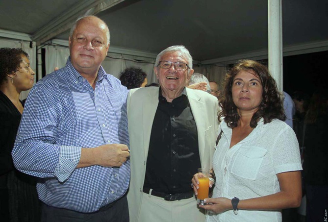 Georges-André Hoarau, avocat, ancien élève de Roland Garros, avec son épouse et Mr André, ancien enseignant du lycée