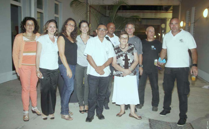 Une partie de l'équipe administrative et quelques agents du Lycée Roland Garros Une partie de l'équipe administrative et quelques agents du Lycée Roland Garros