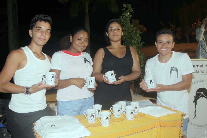 Expo Internat de la Réussite: mugs et tee-shirts préparés par les internes Expo Internat de la Réussite: mugs et tee-shirts préparés par les internes