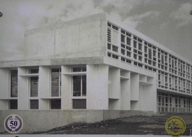 Un lycée vieux de 50 ans, mais qui a subi régulièrement des travaux de rénovation et d'extension Un lycée vieux de 50 ans, mais qui a subi régulièrement des travaux de rénovation et d'extension
