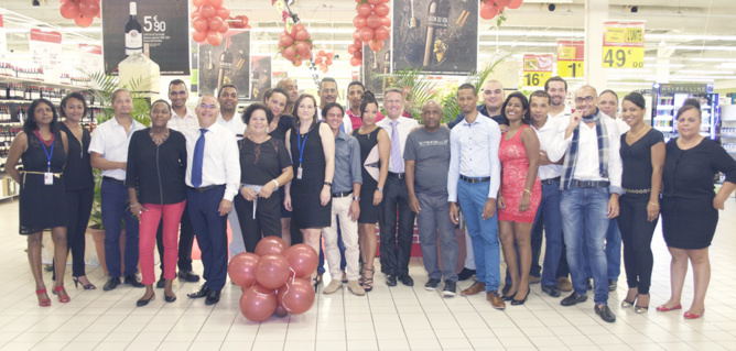 Le directeur Alex Tin Tin Ping et l'équipe organisatrice de la soirée Le directeur Alex Tin Tin Ping et l'équipe organisatrice de la soirée