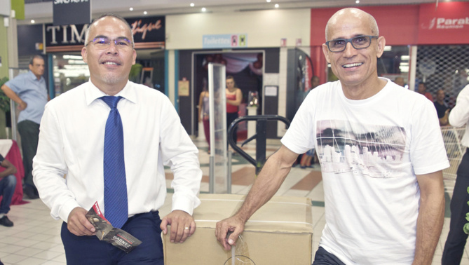 Le directeur du magasin avec Mr La-Caria, gagnant d'une cave à vin