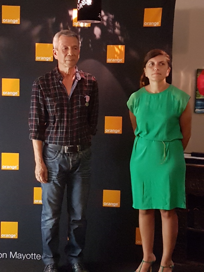 Mireille Hélou, la directrice Orange Réunion Mayotte, avec l'un des médaillés Mireille Hélou, la directrice Orange Réunion Mayotte, avec l'un des médaillés
