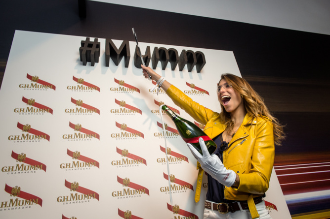 Sabrage de Laury Thilleman Sabrage de Laury Thilleman