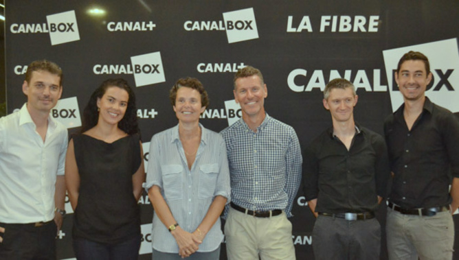 La directrice entourée de son équipe: Yoni Prisset, responsable marketing opérationnel, Valérie Marianne, responsable marketing et communication, Christophe Allée, directeur commercial Canal+ Business, Olivier Michel, ingénieur Canal+ Télécom, et Charles Lauret, assistant marketing