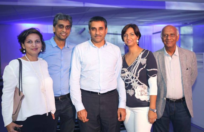 Zakaria Omarjee (au centre) avec la famille Locate