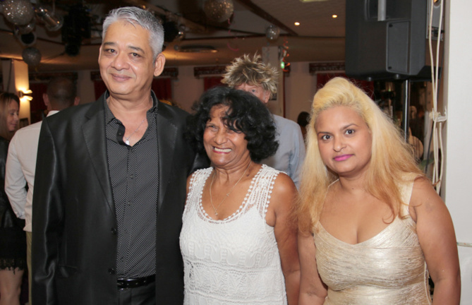 Noor Sayet, de Kiss Monthyon et membre du club, et son épouse Chrystalle, entourant une amie Noor Sayet, de Kiss Monthyon et membre du club, et son épouse Chrystalle, entourant une amie