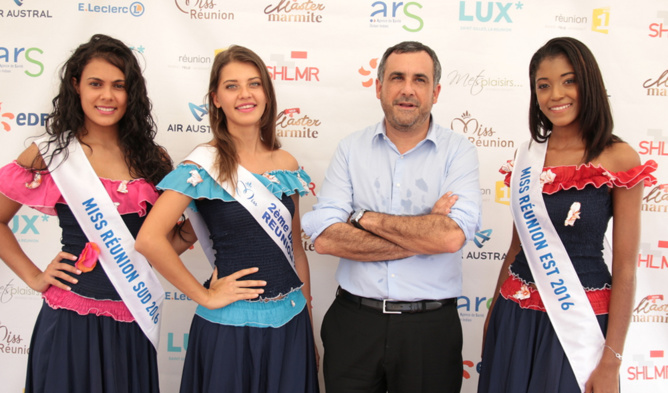 Olivier Bajard, directeur général de la SHLMR, entouré de Anaïs, Floriane et Flavie