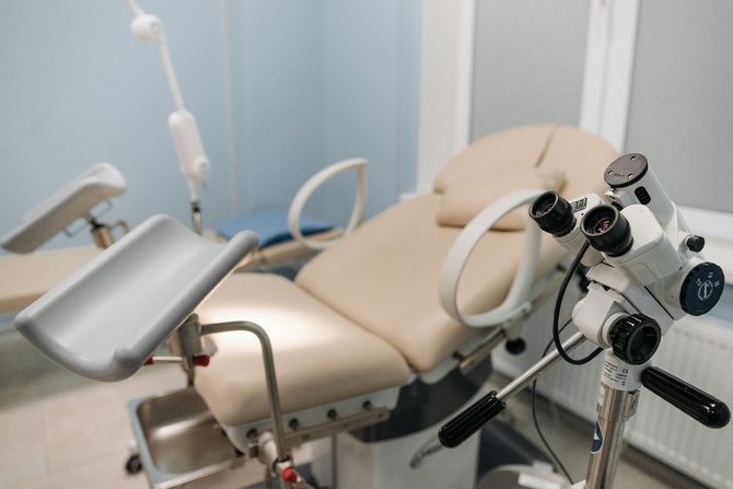 « Je lui ai fait confiance pendant trente ans » : le témoignage d’une patiente face à un gynécologue accusé par plus de 70 femmes