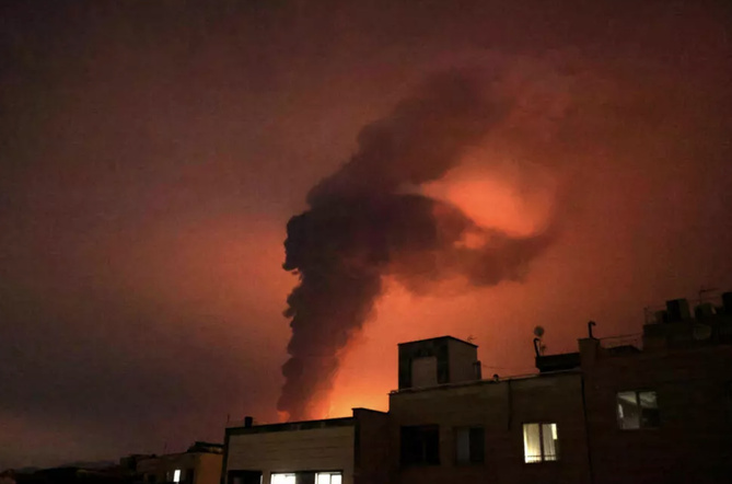 Téhéran sous un ciel noir : quand la guerre transforme une ville en paysage d’apocalypse