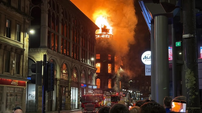 Glasgow Central : quand une ville se fige face à un incendie spectaculaire Glasgow Central : quand une ville se fige face à un incendie spectaculaire